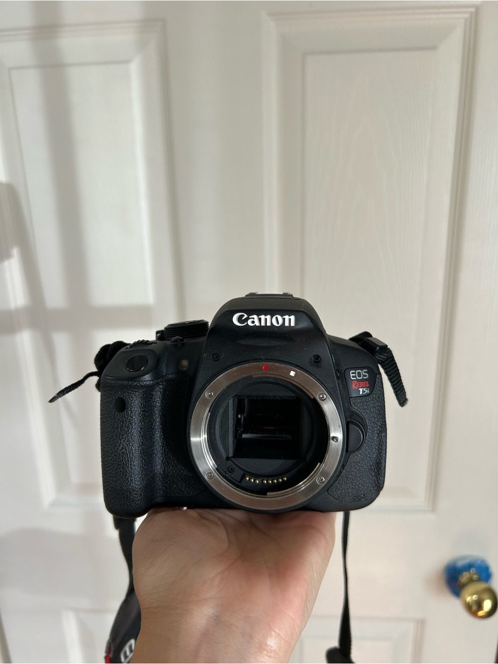 CANON T5I + 18-55MM LENS + STRAP + CHARGER BUNDLE